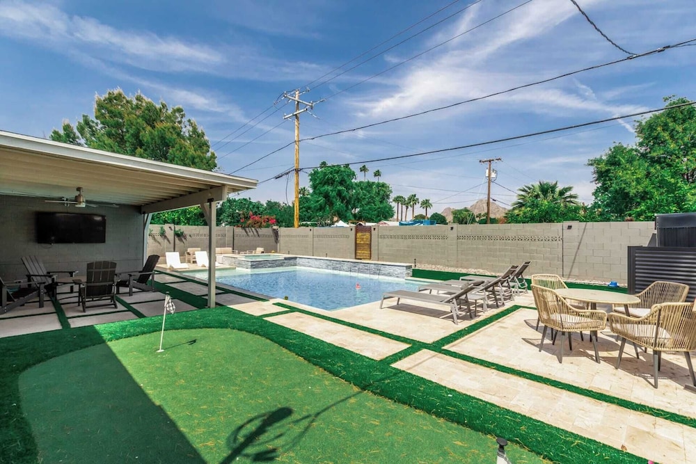 Sunsets on 11th by Avantstay Resort style Pool Hot Tub Game Room - photo 17