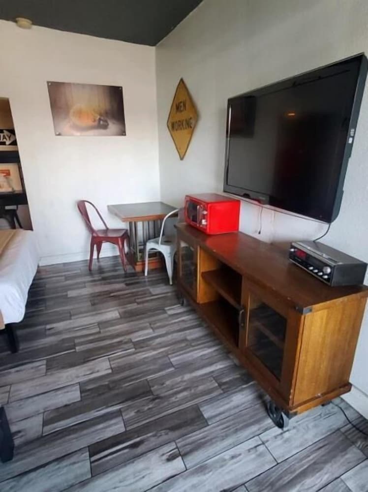Desert Hills Motel - photo 31