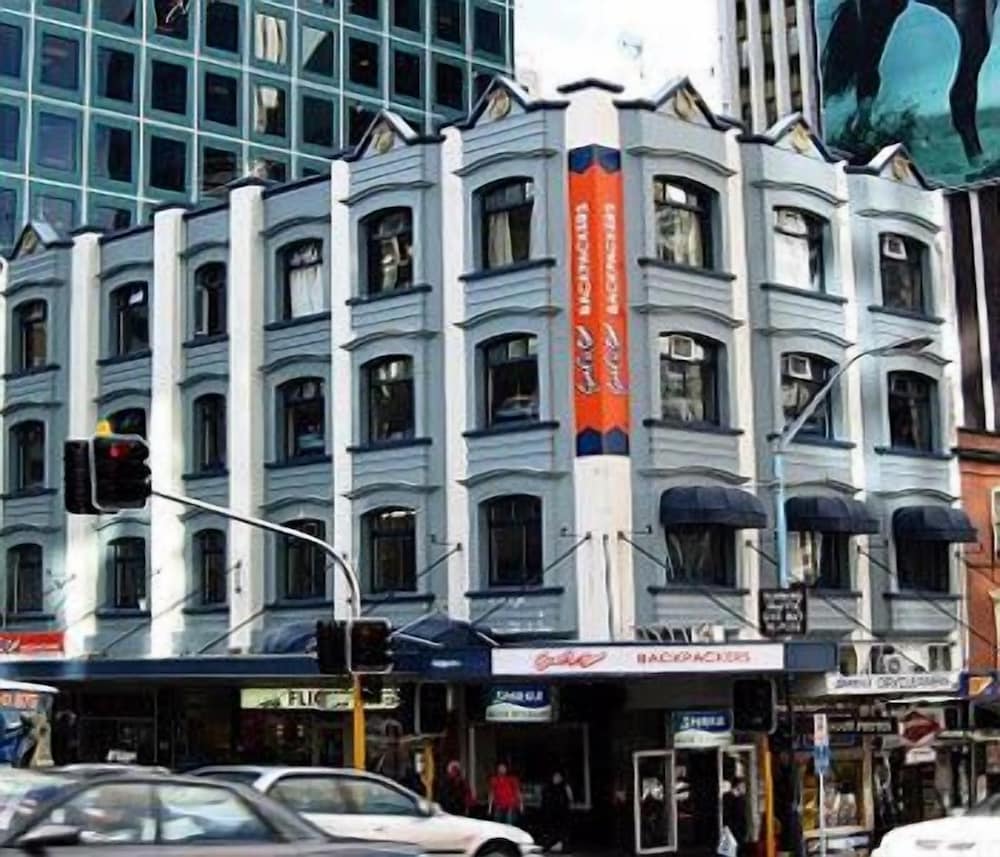 Surf 'N' Snow Backpackers Hostel