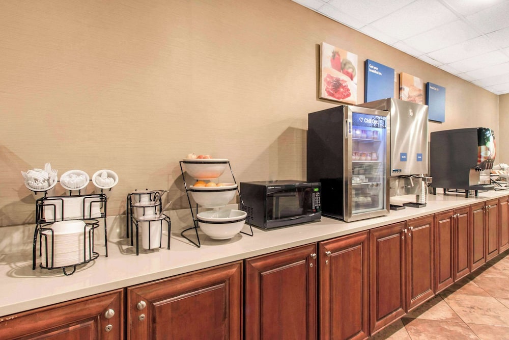 Comfort Inn & Suites Omaha Central - photo 25