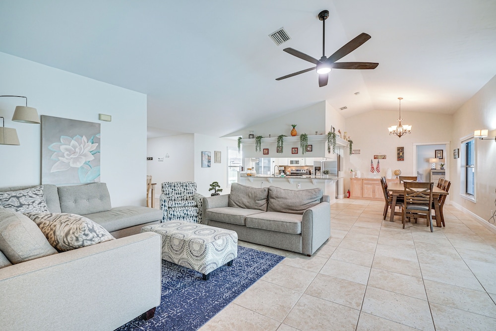 5 Mi to Downtown: Cape Coral Retreat w Lanai