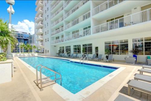 Iconic Sunset Views with Pool Hot tub GYM and Parking — 4-Star Luxury Hotel in Miami, United States