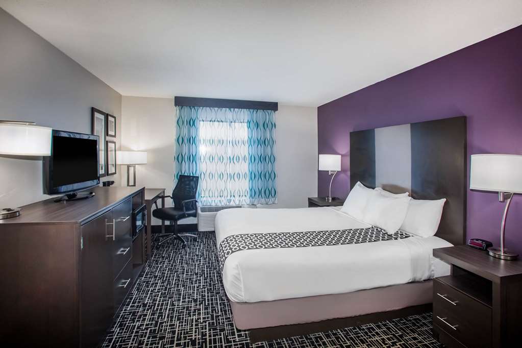 La Quinta Inn & Suites by Wyndham Pontoon Beach - photo 26