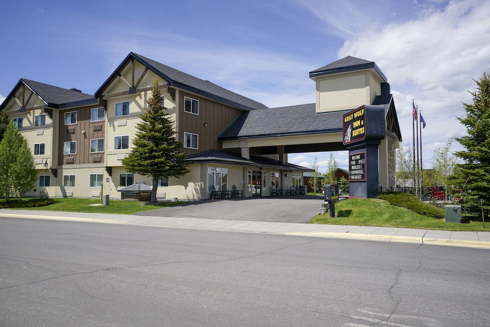 Gray Wolf Inn & Suites - photo 42