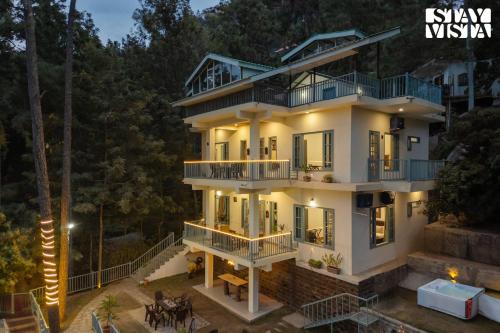 StayVista at Pinecrest Manor Outdoor Jacuzzi in Kasauli, India