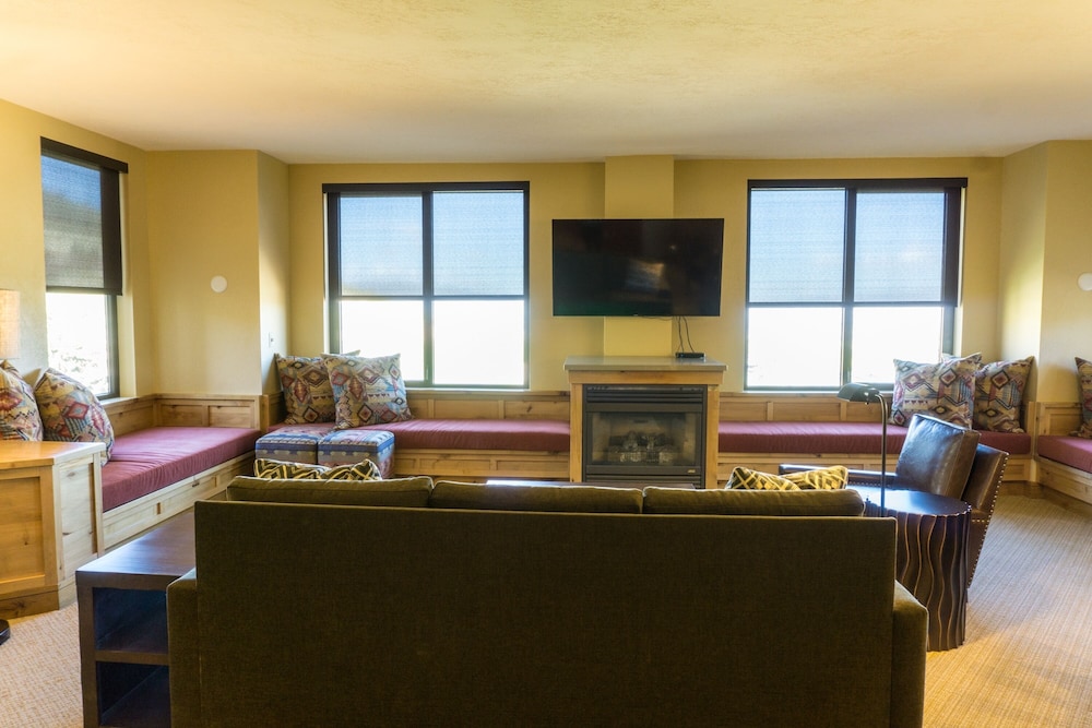 Deluxe condo in newly remodeled Grand Summit Hotel by RedAwning Save 20 on 7 Nights - featured photo