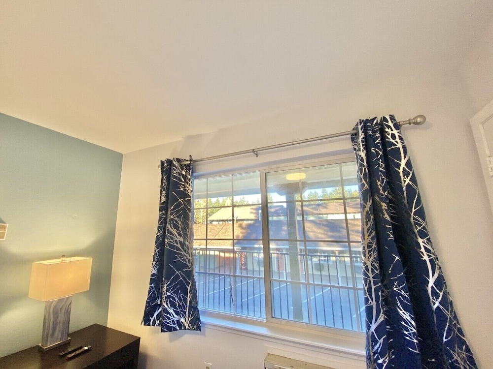 Bluebird Day Inn & Suites - photo 17