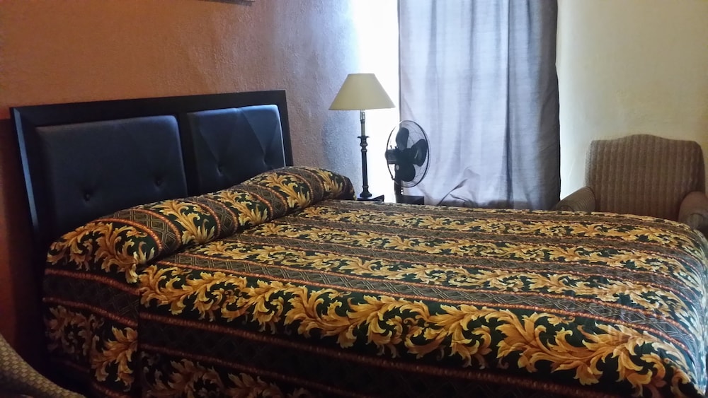 El Capitan Hotel - photo 13