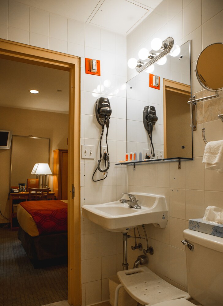 Econo Lodge Times Square - photo 35