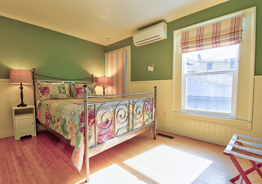 Hotel Charlotte - photo 11