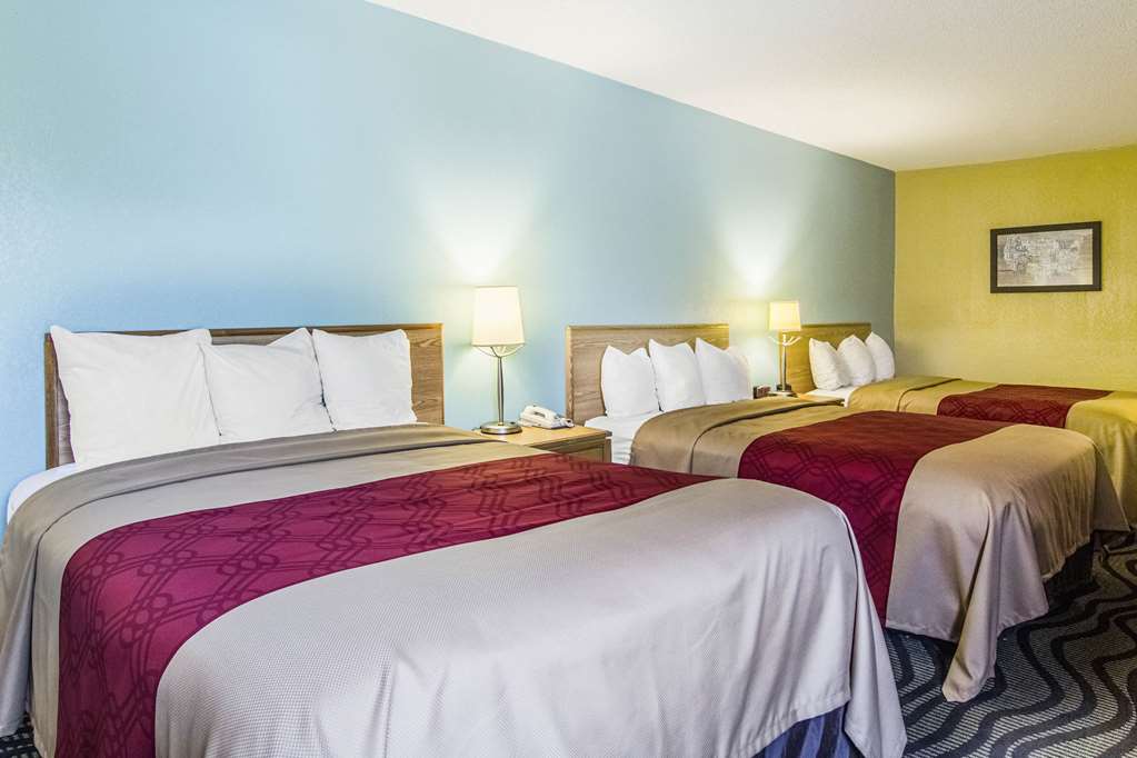 Econo Lodge Darien - photo 18