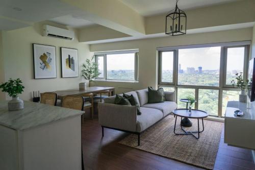 Elegant and Modern 2 BR Home Golf Skyline View — 4-Star Luxury Hotel in Manila, Philippines