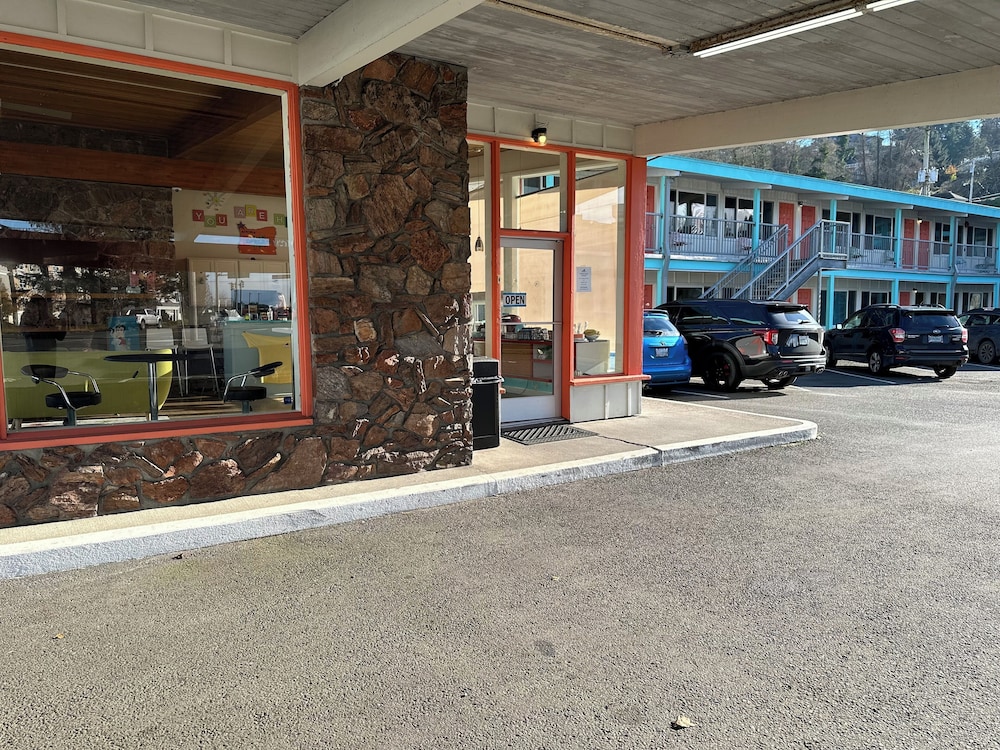 Atomic Motel - carbon neutral hotel in Astoria