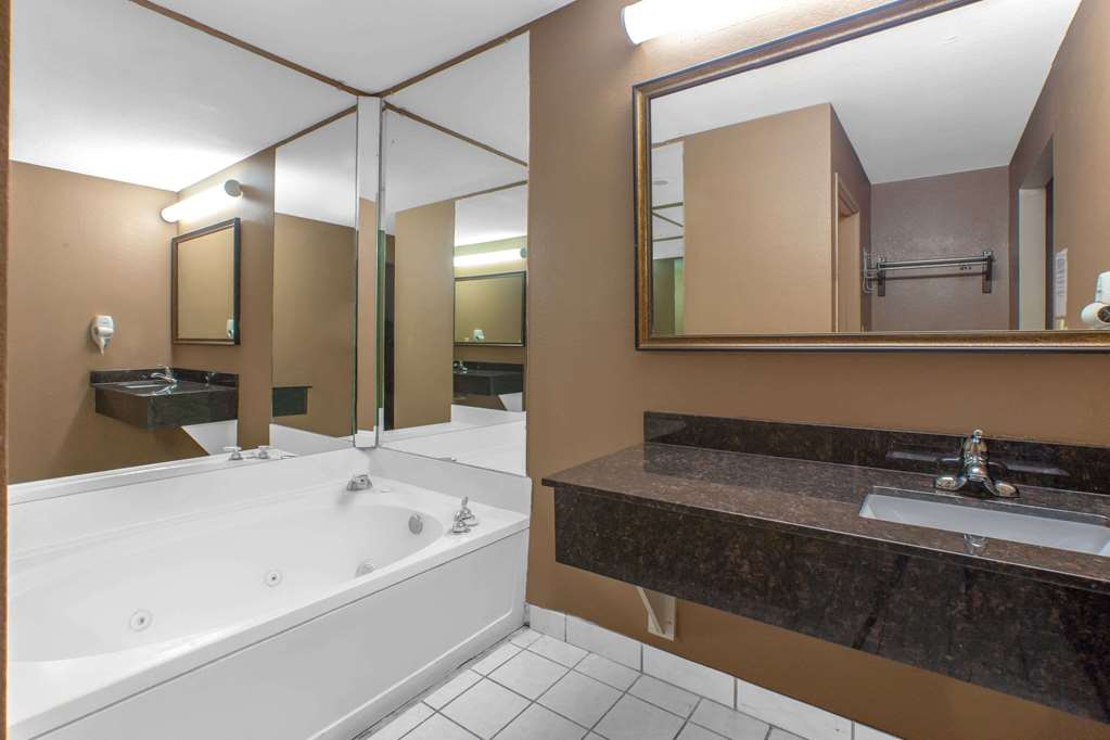 Knights Inn Forest Hill - photo 7