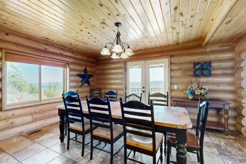 Big Bear Cabin — 4-Star Luxury Hotel in Garden City, United States