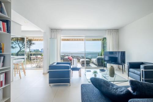 Elegant 3 Room Apartment with Terrace Pool & Island Views — 4-Star Luxury Hotel in Cannes, France