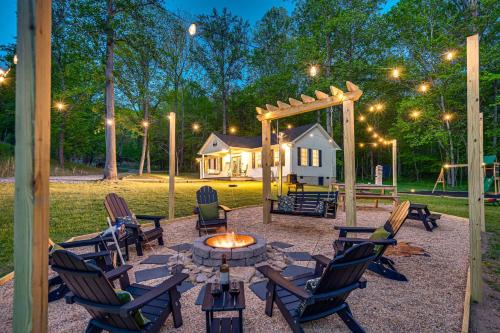 NEW Shenandoah family & dog friendly cabin 5 min walk river with private river access BBQ playground fire pit — 4-Star Luxury Hotel in Shenandoah, United States