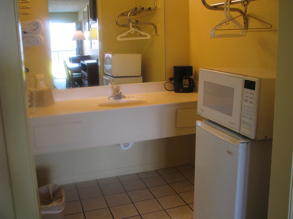 Summer Breeze Motel - photo 21