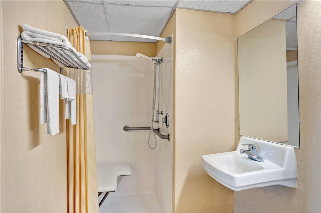 Days Inn by Wyndham Louisville Airport Fair and Expo Center - photo 7