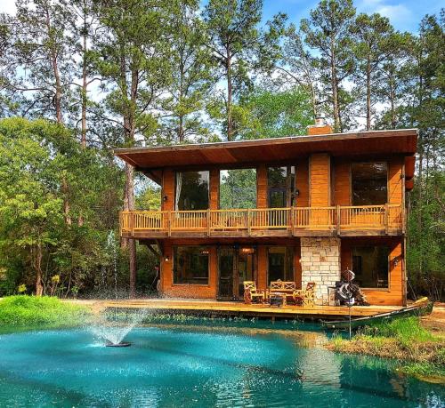 Waterfront Houston Hide out In A Magical Forest — hotel in Waller