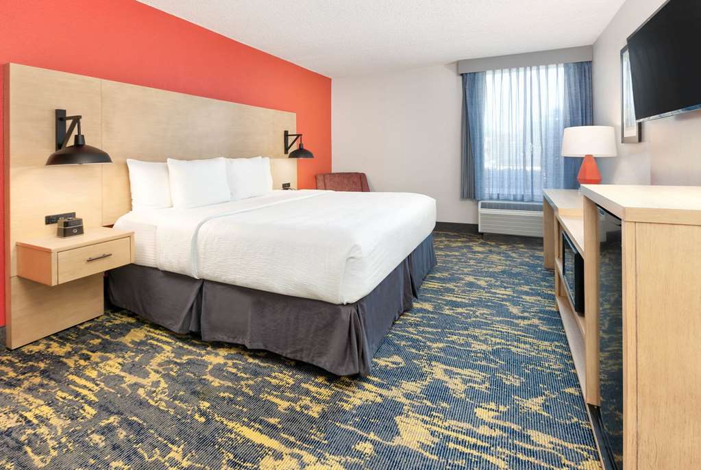 La Quinta Inn & Suites by Wyndham Dallas Las Colinas - photo 9