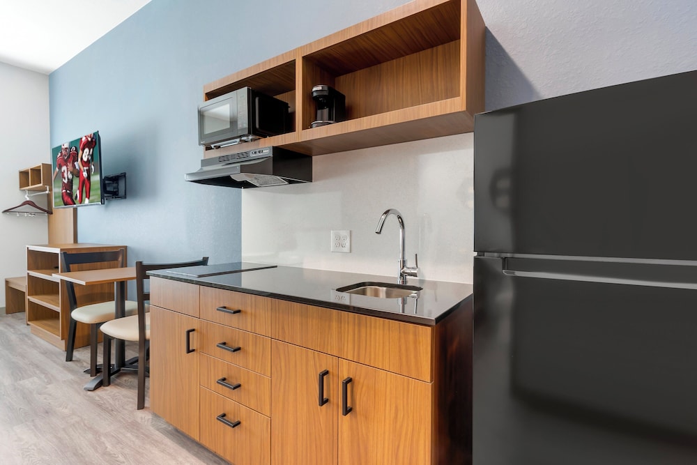 HomeTowne Studios by Red Roof Tampa Airport - photo 6