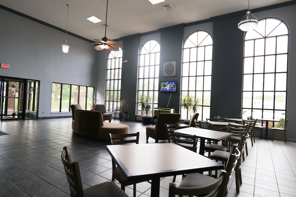 Baymont by Wyndham Flint Airport North - photo 6