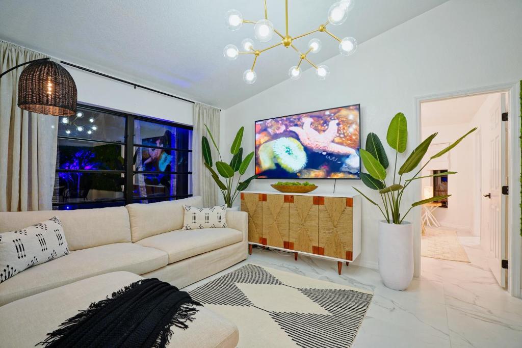 Glamorous 3 Bedroom Villa with Heated Pool Sarasota Area — 4-Star Luxury Hotel in Port Charlotte, United States