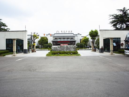 Lianhua Hotel — hotel in Xiangcheng