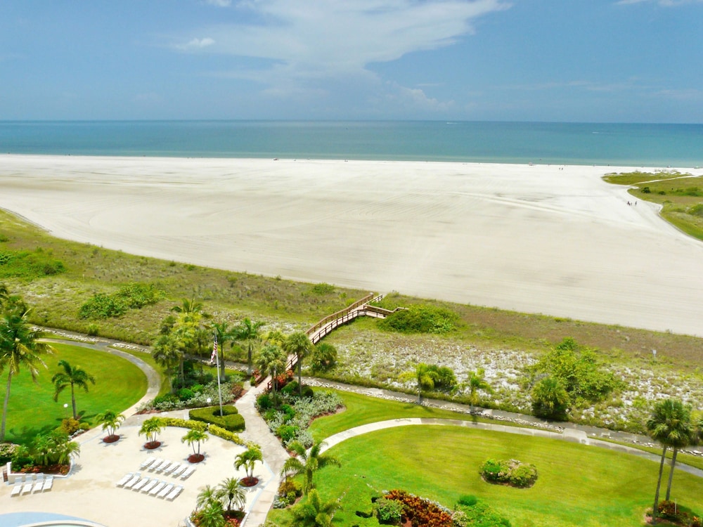 Eye catching beachfront condo with pool and nice views — 4-Star Luxury Hotel in Marco Island, United States