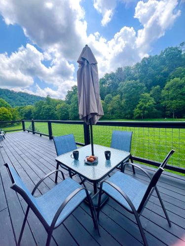 Firefly Fields 2 Acres With Guest House Game Room Mountain & River Views — 4-Star Luxury Hotel in Sevierville, United States