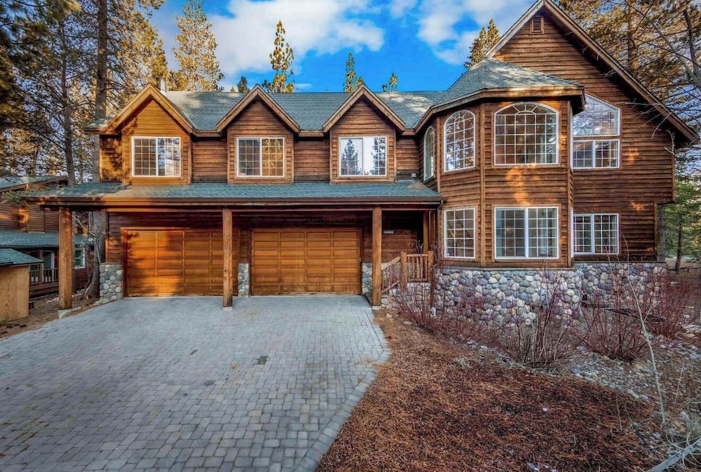 Fully Remodeled Tahoe Retreat with Game Room and Hot Tub — 4-Star Luxury Hotel in South Lake Tahoe, United States