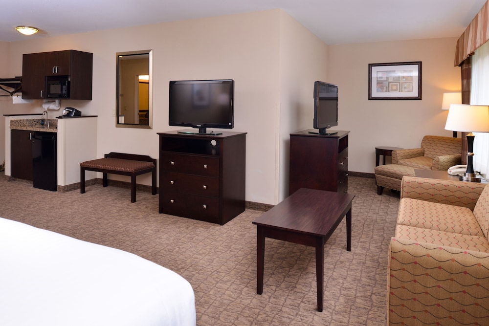 Holiday Inn Express and Suites Fairmont by IHG - photo 6