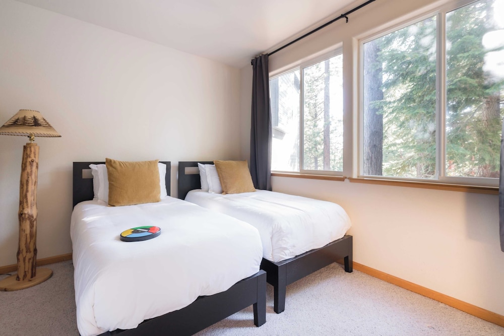 Sparrow by Avantstay Modern Mountain Retreat w Hot Tub Pool Table & Games - photo 26