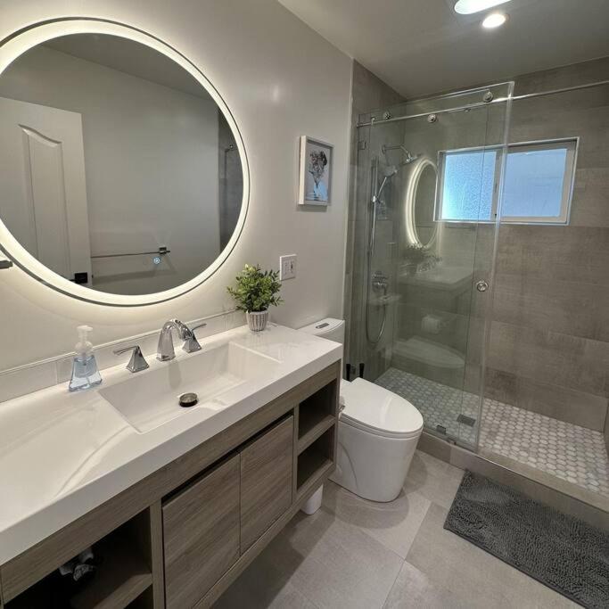 Modern Renovated 5b 3ba near Apple Kaiser — 4-Star Luxury Hotel in Santa Clara, United States