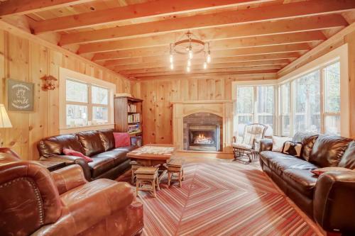 Spacious Classic Cabin Retreat near Lassen — 4-Star Luxury Hotel in Mill Creek, United States
