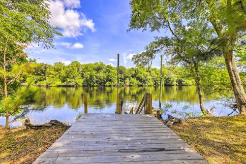 Charming Abode with Dock on the Suwannee River — 4-Star Luxury Hotel in Bell, United States