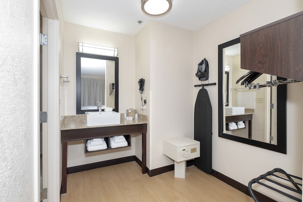Red Roof Inn PLUS Jacksonville Southpoint - photo 31