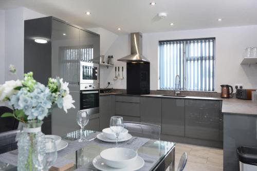 Bright 3Bed Home Ideal Location & Free Parking — 4-Star Luxury Hotel in Southampton, United Kingdom