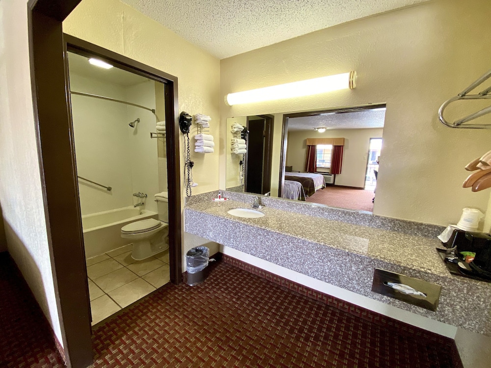 Super 8 by Wyndham Shawnee - photo 23