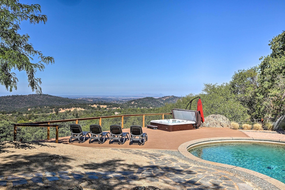 Luxe Auburn Hideaway w Tennis Court & Views in Auburn, United States