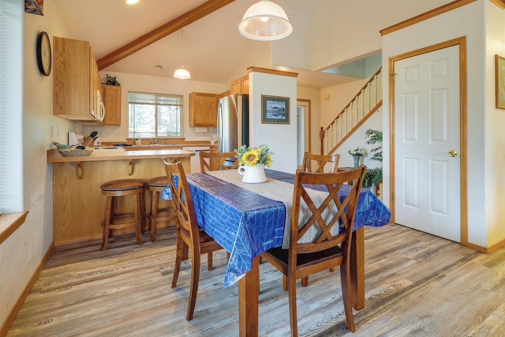 Resort Style Klamath Falls Home Golf Course View — Klamath Falls