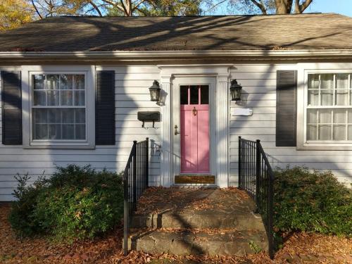 Charming Classic Cottage 2Br — 4-Star Luxury Hotel in Durham, United States