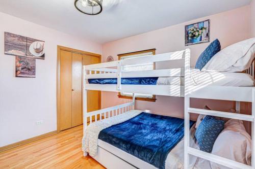 Luxury Artistic Condo Historic Location — 4-Star Luxury Hotel in Elmwood Park, United States