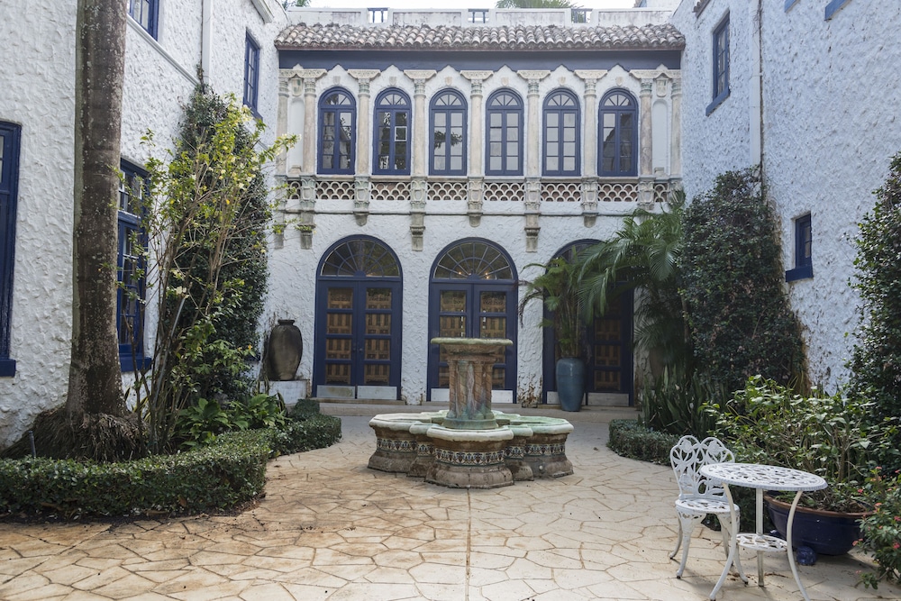 Young Mansion - carbon neutral hotel in Hollywood