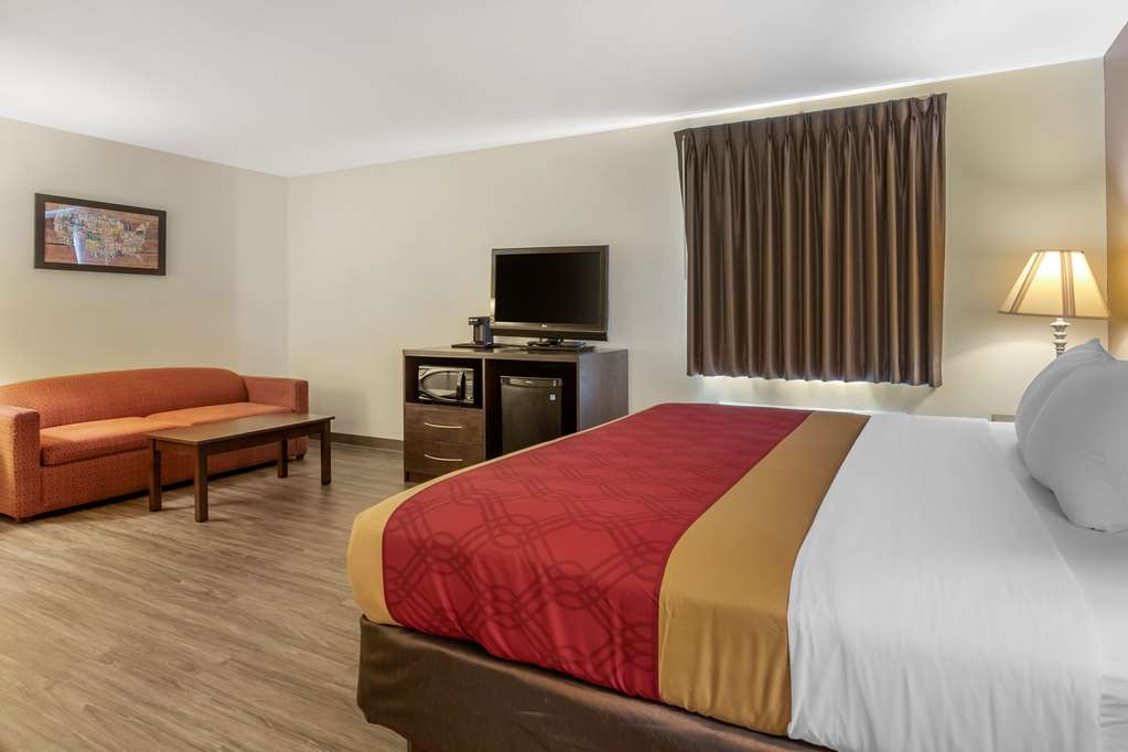 Econo Lodge Inn & Suites Des Moines Fairgrounds Area - photo 21