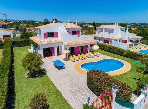 Luxury Carvoeiro Villa Villa Fragrancia Dois 4 Bedroom Villa Gated Pool — 4-Star Luxury Hotel in Armacao De Pera, Portugal