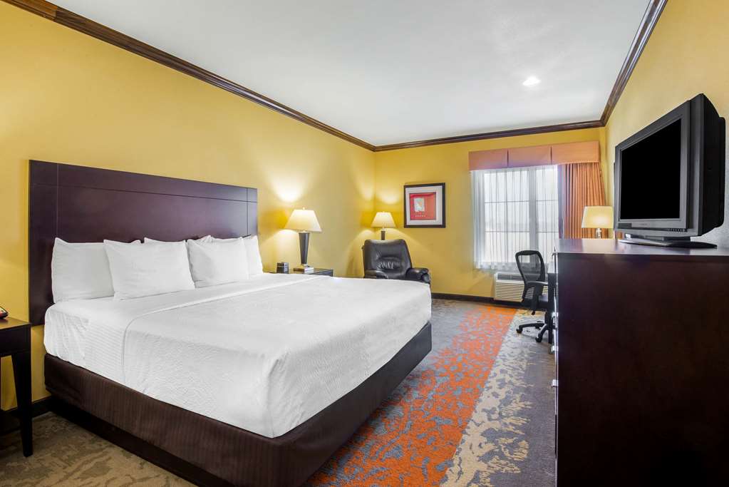 La Quinta Inn & Suites by Wyndham Eastland - photo 27