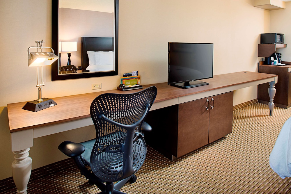 Hilton Garden Inn Hartford North Bradley International Airport - photo 16