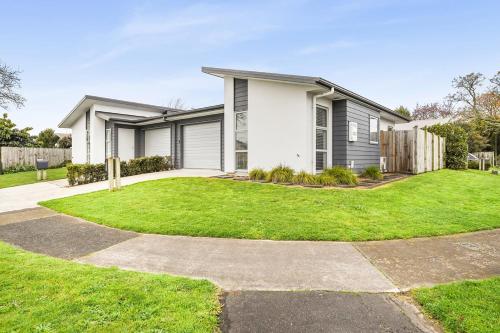 Central 2brm Retreat Modern Close to Shopping By KOSH BNB — 4-Star Luxury Hotel in Hamilton, New Zealand